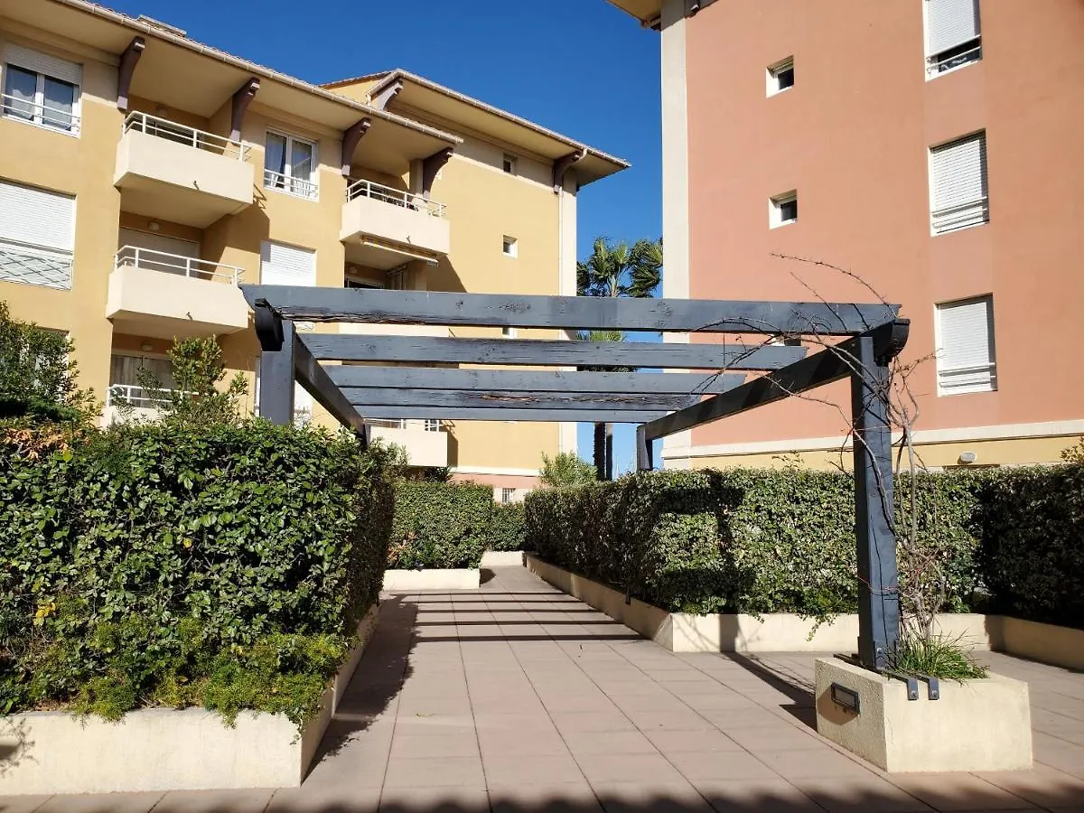 Appartement Port Frejus Rives Latines Studio Cabine 30 M2 4 Pe France